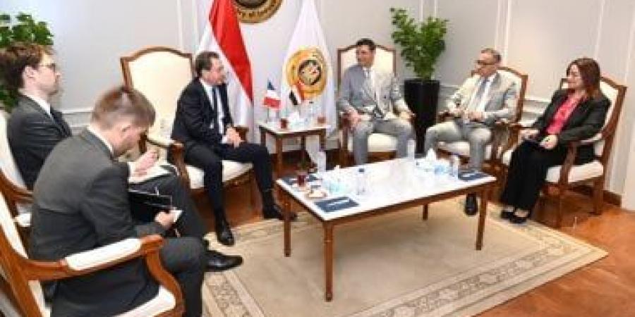 وزير الصناعة يبحث مع سفير فرنسا بناء القدرات المحلية  ونقل التكنولوجيا