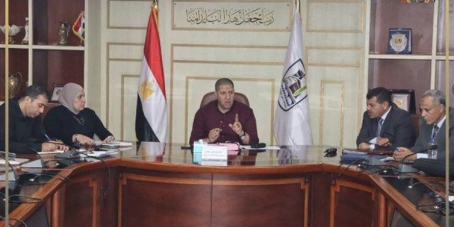 سكرتير عام بني سويف يعقد اجتماعًا لمتابعة الموقف المالي والتنفيذي لمشروعات الخطة الاستثمارية
