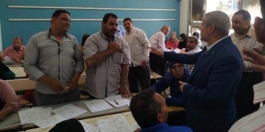 وكيل تعليم الشرقية يتفقد لجنة تصحيح أوراق إجابة الشهادة الإعدادية