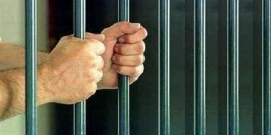 ضبط ولي أمر طالبين أتلفا سيارة مدرس رفض السماح بالغش