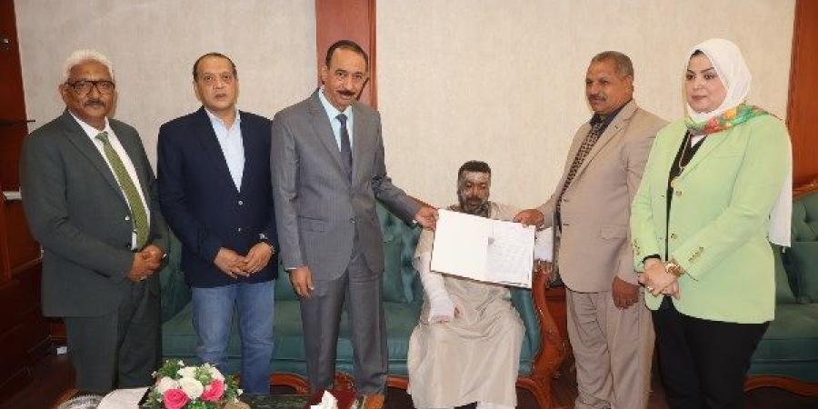 من سرير العلاج إلى منصة التكريم.. سوهاج تحتفي ببطل الحريق الذي أنقذ 6 شباب من الموت