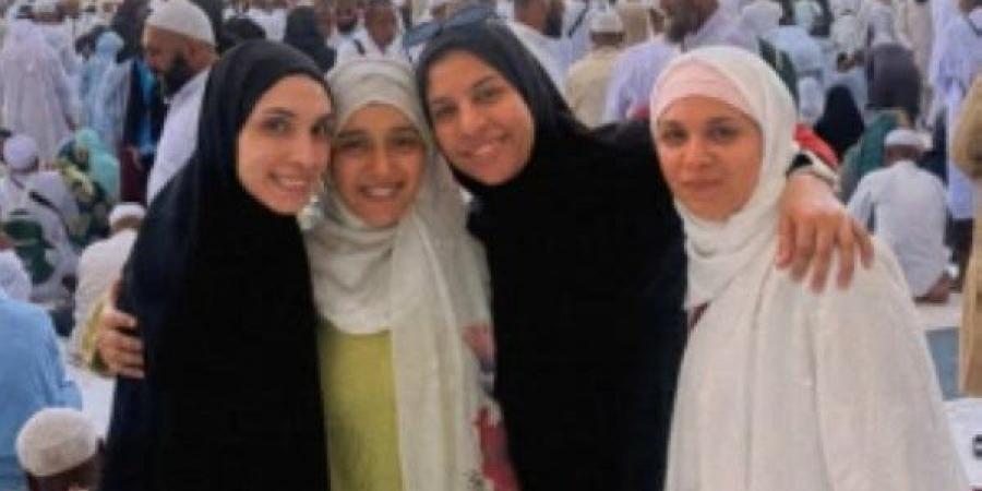 دنيا سامي برفقة رحمة أحمد أمام الحرم.. شاهد