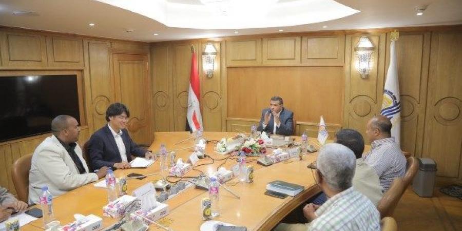 محافظ قنا يبحث مع خبير ياباني خطة تطبيق نظم الري الحديث