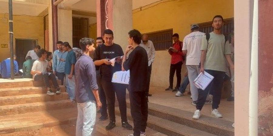 لحظة دخول طلاب الثانوية الأزهرية امتحان مادة التوحيد ..فيديو