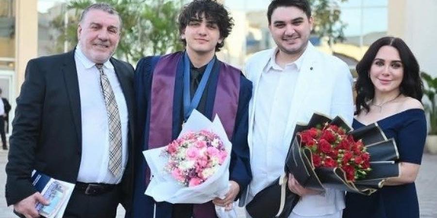 الإنجاز الأهم.. سلاف فواخرجي تحتفل بتخرج ابنها من الجامعة الأميركية