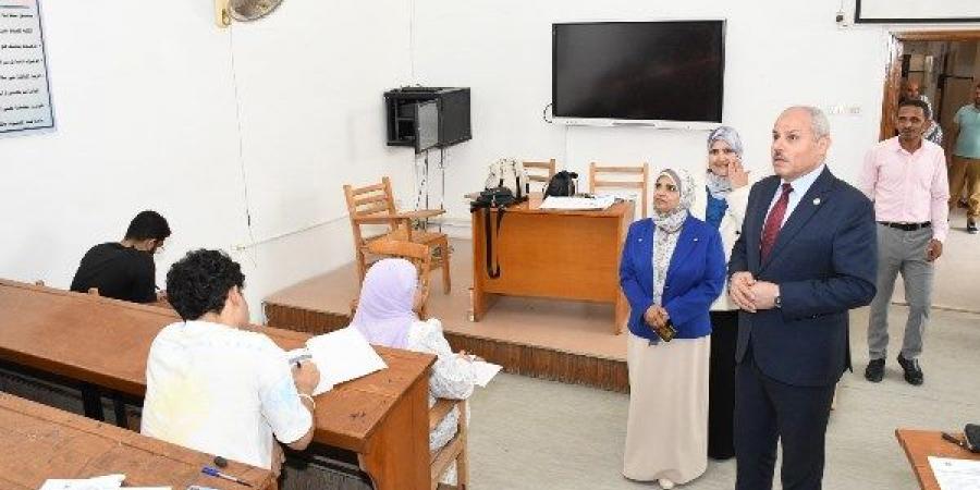 رئيس جامعة قناة السويس يتابع انتظام امتحانات كلية التمريض ويؤكد توفير الأجواء الملائمة للطلاب