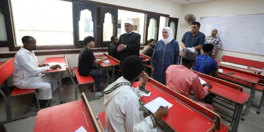 «الشرقاوي» و«الصعيدي» يتفقدان لجان امتحانات «الفقه» للثانوية الأزهرية للوافدين | صور